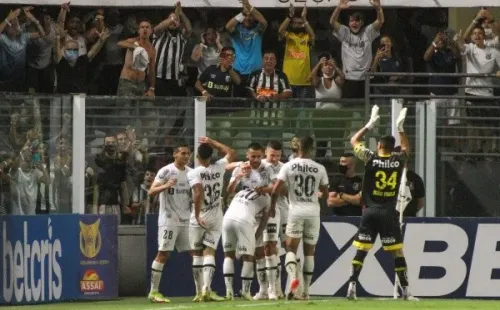 Foto: Fernanda Luz/AGIF/ Santos em campo na Vila Belmiro.