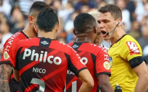 Marcello Zambrana/AGIF – Jogadores do Furacão reclamaram bastante após a marcação do pênalti para o Corinthians