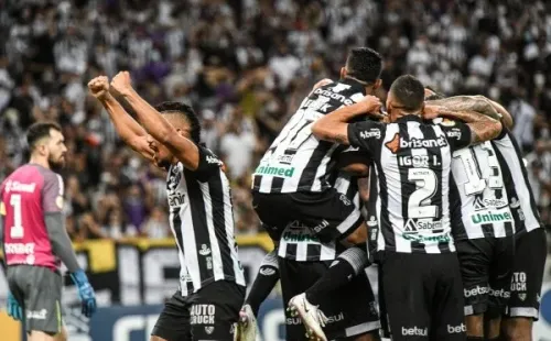 Foto: Kely Pereira/AGIF/ Jogadores do Ceará comemorando gol na Arena Castelão.