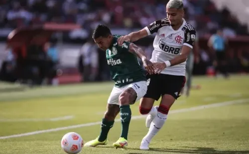 Foto: Ettore Chiereguini/AGIF/ Dudu em campo pelo Palmeiras na final da Copa Libertadores.