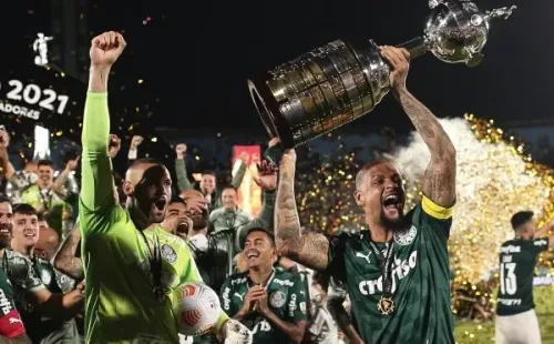 Foto: Ettore Chiereguini/AGIF -Jogadores do Palmeiras comemoram título de campeão durante cerimônia de premiação