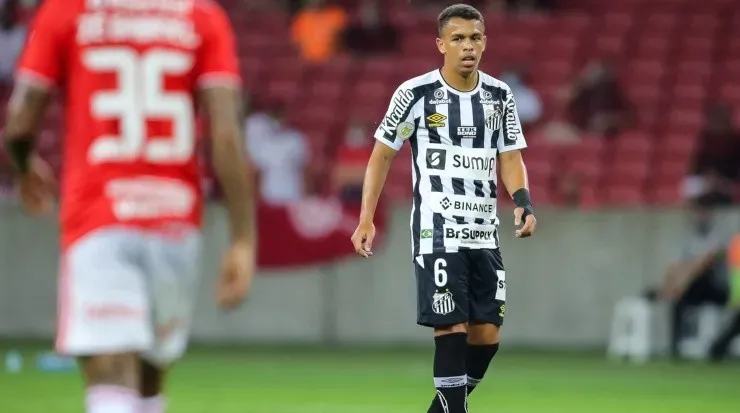 Foto: Pedro H. Tesch/AGIF - O volante ingressou na segunda etapa contra o Inter no RS