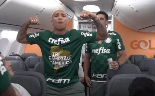 Foto: Reprodução/TV Palmeiras – Deyverson provoca Gabigol em voo do Palmeiras de volta ao Brasil