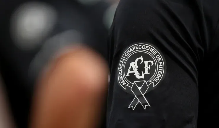 Friedemann Vogel/Getty Images - Homenagem à Chapecoense, na camiseta do São Paulo, em 2016.