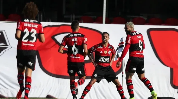 Jogadores do Flamengo comemoram gol (Foto: Getty Images)