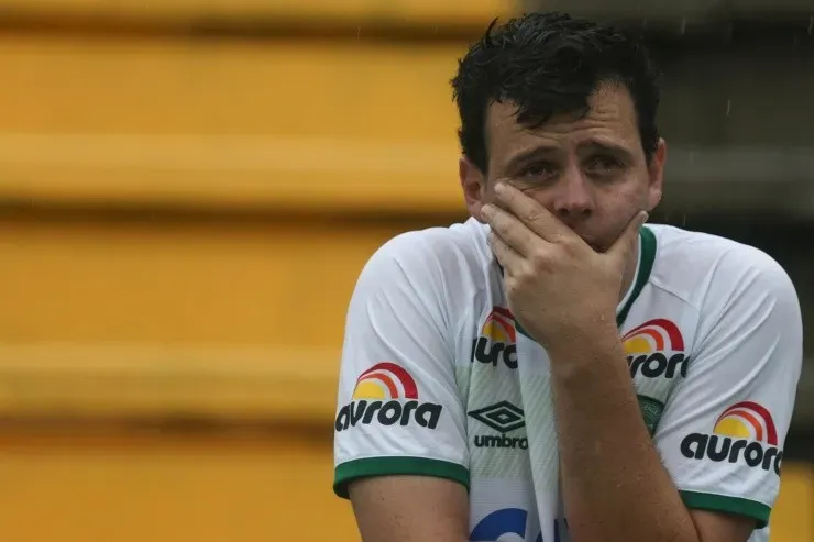 Buda Mendes/Getty Images - Torcedor na Chape, na chegada dos corpos à Arena Conda.