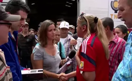 Foto: Reprodução SporTV - Livia Laranjeira e Fabricio Crepaldi recebem o carinho do povo colombiano.