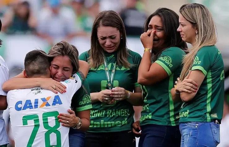 Foto: Leonardo Benassatto/Anadolu Agency/Getty Images - Mulheres de jogadores que morreram na tragédia da Chapecoense são homenageadas antes de um amistoso entre a Chape e o Palmeiras e abraçam Alan Ruschel, um dos sobreviventes.
