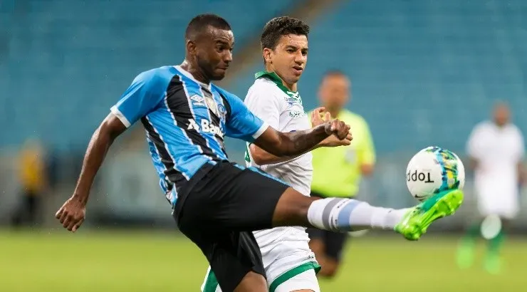 Foto: Jeferson Guareze/AGIF - Léo Gomes foi afastado, mas deve ser reintegrado para 2022.