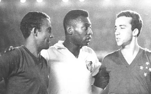 Foto: Reprodução Twitter Cruzeiro Esporte Clube. Jogadores do Cruzeiro contra o Santos de Pelé.