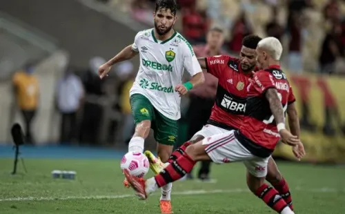Foto:Jorge Rodrigues/AGIF – Pepê (à esq.) é monitorado pelo Inter e seu futuro no Flamengo ainda é incerto para 2022