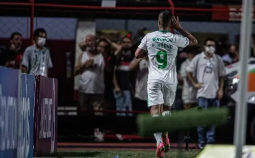 Foto: Heber Gomes/AGIF/ Ricardo Bueno comemorando gol.