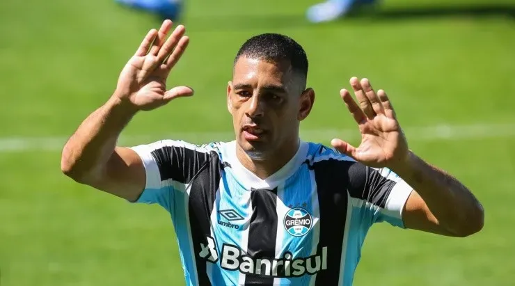 Foto: Pedro H. Tesch/AGIF - Diego Souza deseja ficar em caso de Série B.