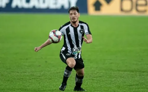 Foto:Jorge Rodrigues/AGIF | Oyama não deve permanecer no Botafogo em 2022