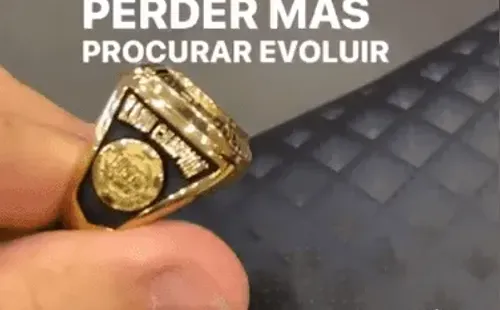 Kadu Campion exibiu o prêmio (Foto: Instagram)