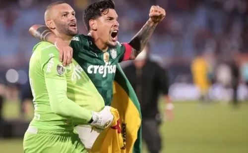 Foto: Ettore Chiereguini/AGIF -Jogadores do Palmeiras comemoram vitória ao final da partida contra o Flamengo