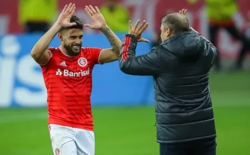 Foto: Pedro H. Tesch/AGIF -Yuri Alberto jogador do Internacional comemora seu gol com Diego Aguirre técnico da sua equipe