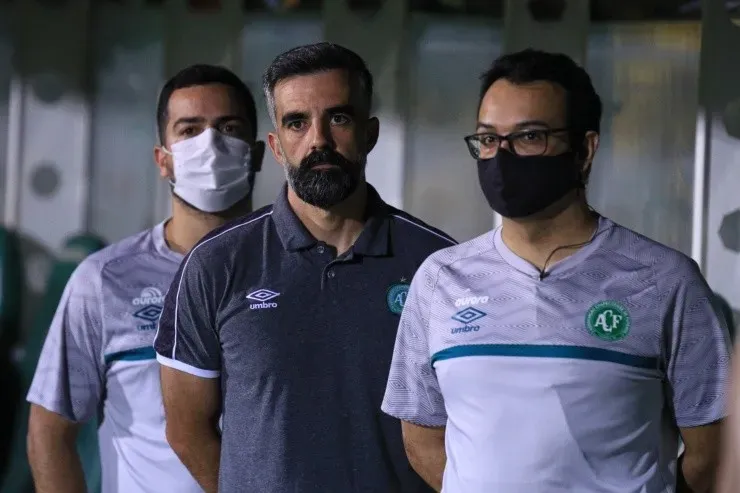 Marcio Cunha/AGIF - Comissão técnica da Chapecoense, na Arena Condá