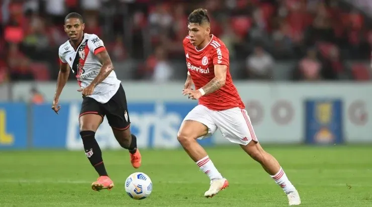 Foto: Ricardo Duarte/Inter/Divulgação - Palacios: deve ser titular no meio de campo