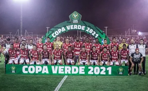 Foto: (Heber Gomes/AGIF) - Jogadores do Vila Nova pousam para a foto da final da Copa Verde 2021