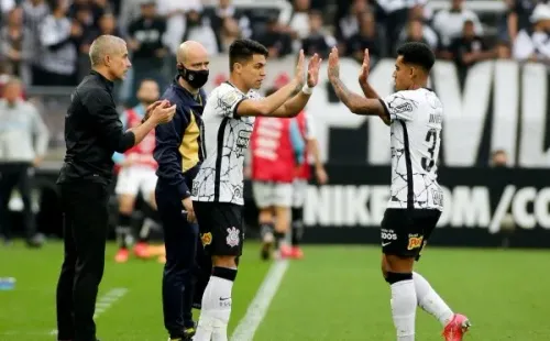 Foto: Rodrigo Coca/Ag. Corintians | Garotos da base ganham moral com Sylvinho no Corinthians