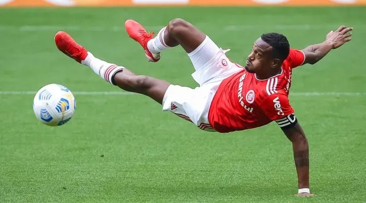 Foto: Pedro H. Tesch/AGIF - Volante foi o destaque do Inter no Brasileirão.