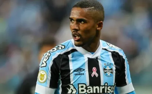 Foto: (Pedro H. Tesch/AGIF) - Douglas Costa foi sondado pelo Fluminense