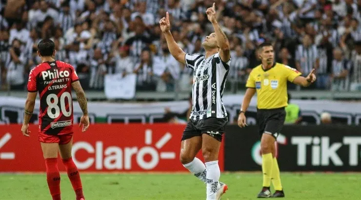 Foto: Fernando Moreno/AGIF - Hulk converteu a cobrança e abriu o placar.