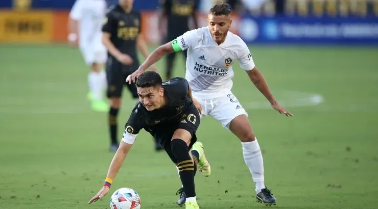 (Photo by Katharine Lotze/Getty Images) - Atuesta (preto) faz várias funções atuando na MLS.