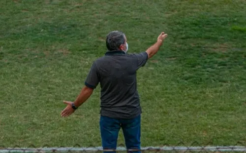 Volmer Perez/AGIF/ Cláudio Tencati em campo.