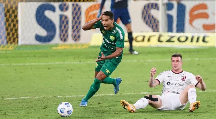 Foto: Gil Gomes/AGIF - João Lucas se destacou pelo Cuiabá.