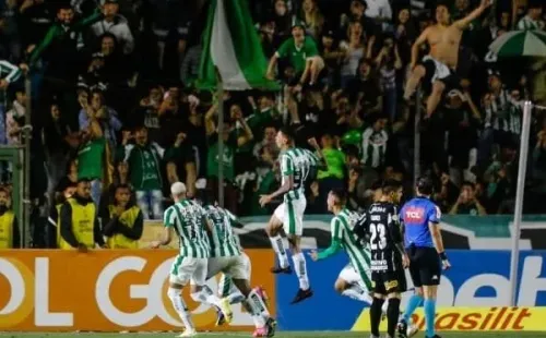 Luiz Erbes/AGIF/ Jogadores do Juventude comemorando gol.