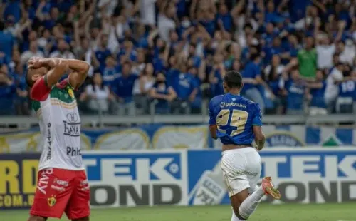 Foto: Alessandra Torres/AGIF – Vitor Leque fez boas atuações com a a camisa da Raposa em 2021