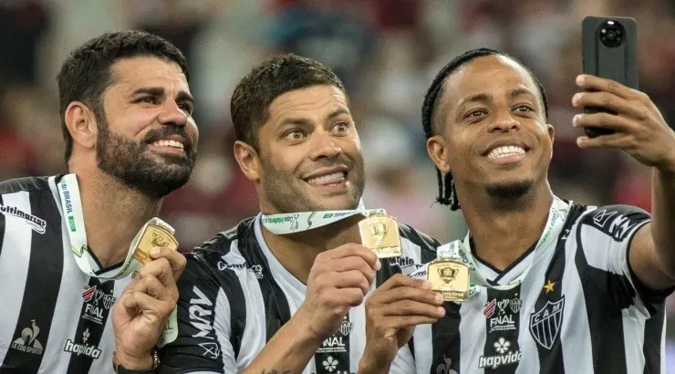 Foto: Robson Mafra/AGIF - Atacante recebeu a medalha de campeão da Copa do Brasil.