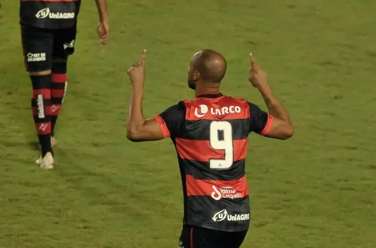Jhony Pinho/AGIF - Dinei comemora gol durante partida contra o Sampaio Corrêa