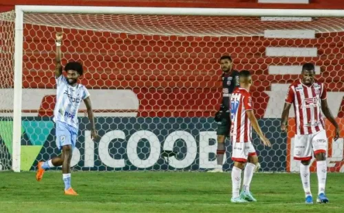 Foto: Paulo Paiva/AGIF – Camisa 6 fez três gols e duas assitências em 41 jogos com a camisa do Tubarão
