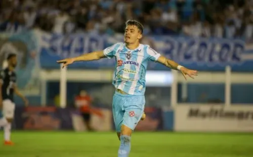 Foto: (Fernando Torres/AGIF) - Laércio pode vestir a camisa bicolor outra vez, mas, para isso, o Paysandu precisa se movimentar no mercado da bola