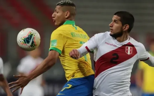 Foto:Sebastian Castaneda – Pool/Getty Images – Luis Abram marca Richarlison em Peru x Brasil pelas Eliminatórias