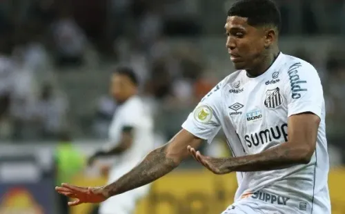 Foto: Fernando Moreno/AGIF – Santos pede que o Vasco pague o salário integralmente de Raniel