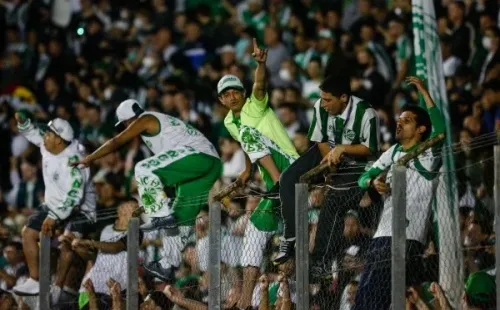 Luiz Erbes/AGIF/ Torcida do Juventude comemorando a permanência do clube na Série A.