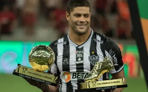Foto: Robson Mafra/AGIF -Hulk jogador do Atlético-MG recebe troféus de melhor jogador e artilheiro da Copa do Brasil
