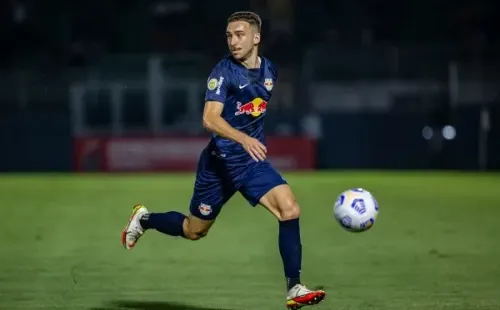 Foto: Diogo Reis/AGIF | Léo Ortiz recebeu o trofeu de melhor zagueiro do Prêmio Bola de Prata