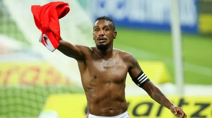 Foto: Pedro H. Tesch/AGIF - Edenilson pode reforçar o Galo.