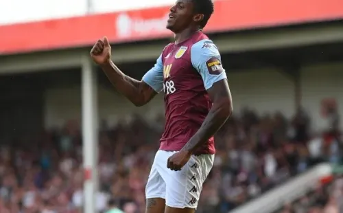 Clive Mason/Getty Images – Jogador chegou a atuar no time sub-23 do Aston Villa após voltar de lesão