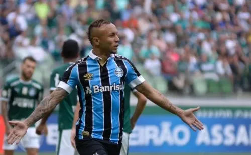 Éverton Cebolinha com a camisa do Grêmio (Foto: Bruno Ulivieri/AGIF)