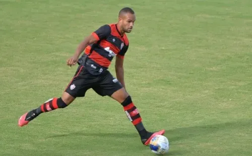 Foto: Walmir Cirne/AGIF -João Victor em ação pelo Vitória
