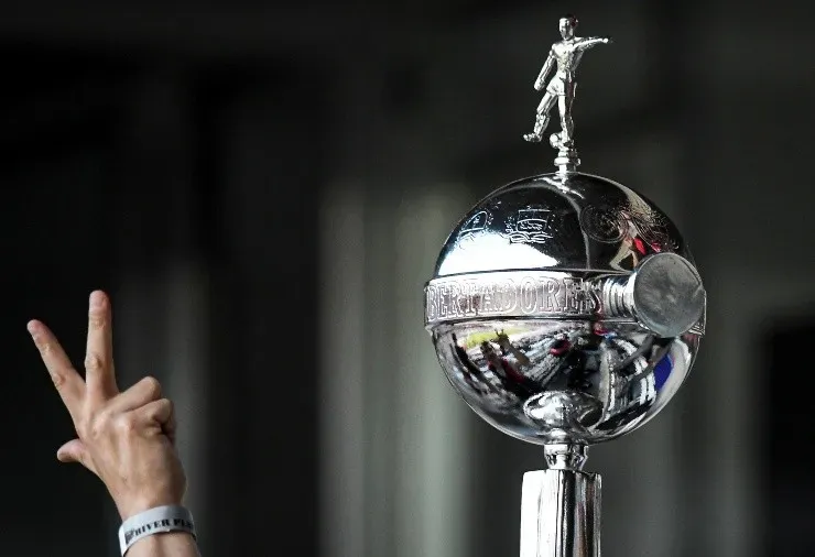 Marcelo Endelli/Getty Images) - Taça da Libertadores, que o Palmeiras conquistou pelo segundo ano seguido