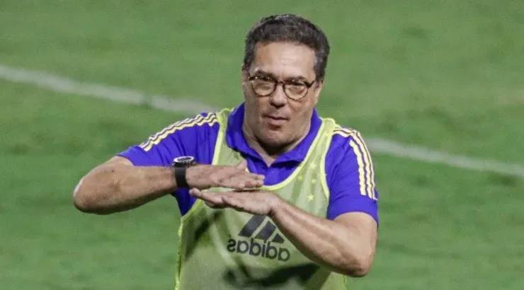 Foto: Rafael Vieira/AGIF - Luxa recebeu o apoio de Fábio e outros 5 jogadores.