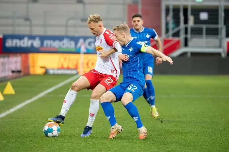 Matthias Balk/picture alliance via Getty Images - Jahn Regensburg x Darmstadt 98 em jogo da última rodada da 2.Bundesliga