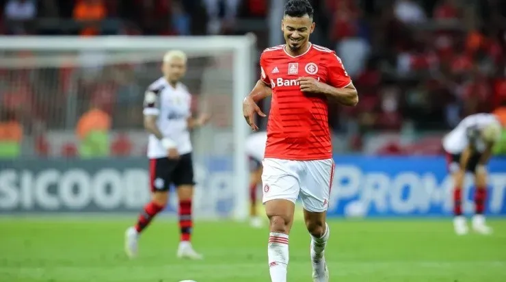 Foto: Pedro H. Tesch/AGIF - Lindoso: negocia sua renovação com o Inter